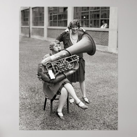 Meisje dat tuba speelt, 1928. Oude foto Poster (Voorkant)