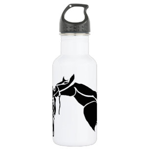 Meisje dat van haar paard houdt waterfles
