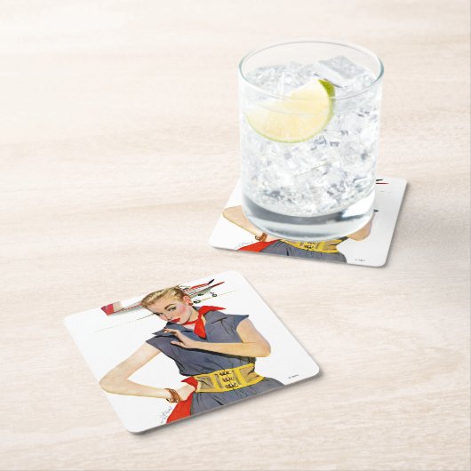 Meisje dat vliegvliegtuigen stort kartonnen onderzetters (Insitu)