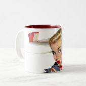 Meisje dat vliegvliegtuigen stort tweekleurige koffiemok (Voorkant links)