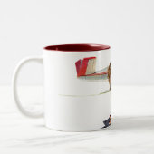 Meisje dat vliegvliegtuigen stort tweekleurige koffiemok (Links)