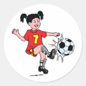 Meisje dat voetbal speelt ronde sticker (Voorkant)