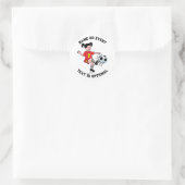 Meisje dat voetbalt ronde sticker (Tas)