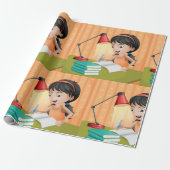 Meisje dat werkt op een desk wrapppapier cadeaupapier (Uitgerold)