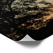 Meisje die een paard kust, ze woont er na aan. poster (Hoek)