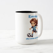 Meisje die houdt van voetbal met jouw naam tweekleurige koffiemok (Voorkant rechts)