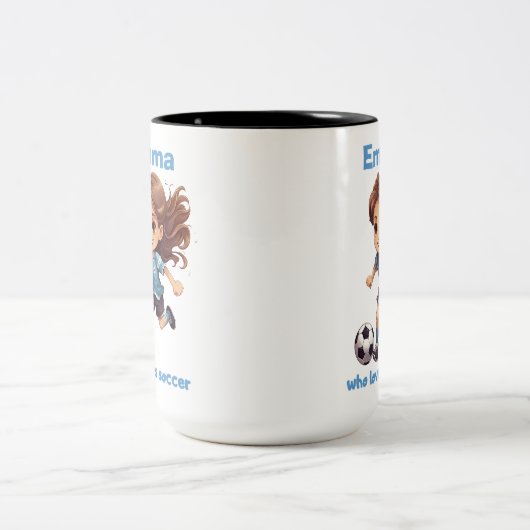 Meisje die houdt van voetbal met jouw naam tweekleurige koffiemok (Center)