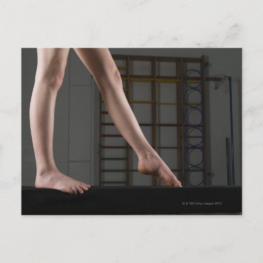 Meisje die op evenwichtsbalk lopen briefkaart (Voorkant)