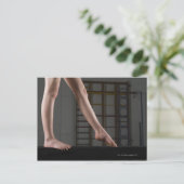 Meisje die op evenwichtsbalk lopen briefkaart (Staand voorkant)