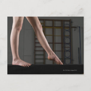 Meisje die op evenwichtsbalk lopen briefkaart