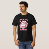 MEISJE DIE VAN STRAWBERRY MILK BUNNIES HOUDT T-SHIRT (Voorkant volledig)
