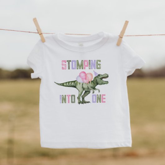 Meisje dinosaur stampt in één shirt