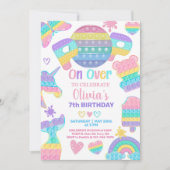 Meisje doet een uitnodiging voor het verjaardagsfe (Voorkant)