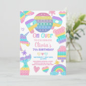 Meisje doet een uitnodiging voor het verjaardagsfe (Staand voorkant)