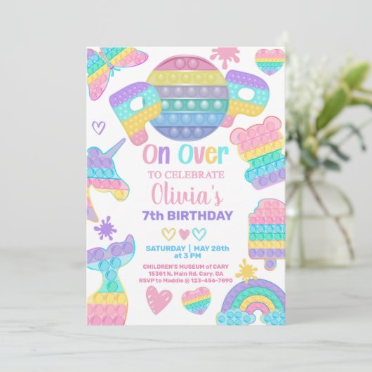 Meisje doet een uitnodiging voor het verjaardagsfe (Staand voorkant)