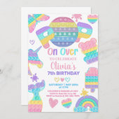 Meisje doet een uitnodiging voor het verjaardagsfe (Voorkant / Achterkant)