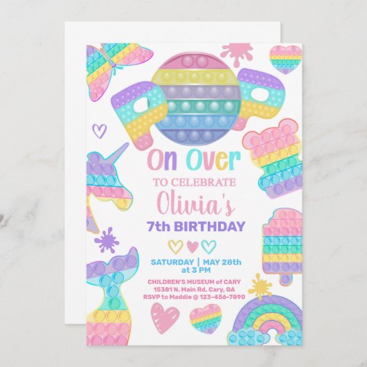 Meisje doet een uitnodiging voor het verjaardagsfe (Voorkant / Achterkant)