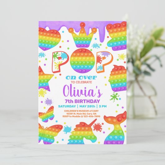 Meisje doet een uitnodiging voor het verjaardagsfe (Staand voorkant)