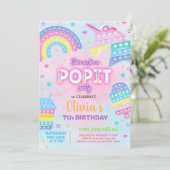 Meisje doet een uitnodiging voor het verjaardagsfe (Staand voorkant)