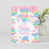 Meisje doet een uitnodiging voor het verjaardagsfe (Staand voorkant)