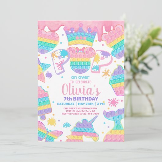 Meisje doet een uitnodiging voor het verjaardagsfe (Staand voorkant)