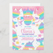 Meisje doet een uitnodiging voor het verjaardagsfe (Voorkant / Achterkant)