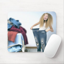 Meisje draagt oversized jeans muismat