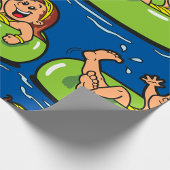 Meisje drijft in een binnenbuis cadeaupapier