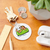 Meisje drijft in een binnenbuis sleutelhanger