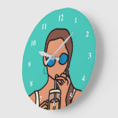 Meisje drink bubbelthee moderne tijd grote klok (Hoek)