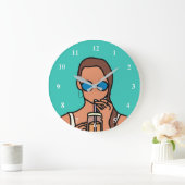 Meisje drink bubbelthee moderne tijd grote klok (Huis)