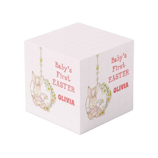 Meisje eerste paasbunny over bloemen kubus (Voorkant hoekig)
