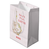 Meisje eerste paasbunny over bloemen medium cadeauzakje (Achterkant Gekanteld)