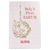 Meisje eerste paasbunny over bloemen medium cadeauzakje (Voorkant)