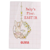 Meisje eerste paasbunny over bloemen medium cadeauzakje (Achterkant)