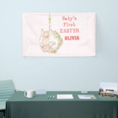 Meisje eerste paasbunny over bloemen spandoek (Beurs)