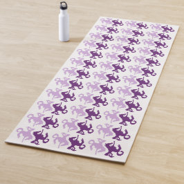 Meisje en haar bokkende bronco yogamat