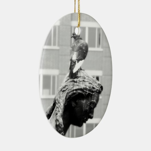 Meisje en haar duif keramisch ornament (Rechts)