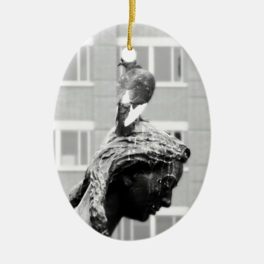 Meisje en haar duif keramisch ornament (Voorkant)