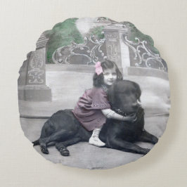 Meisje en haar hond rond kussen