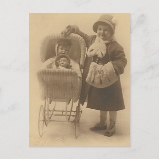 meisje en haar pop in de caravan briefkaart (Voorkant)