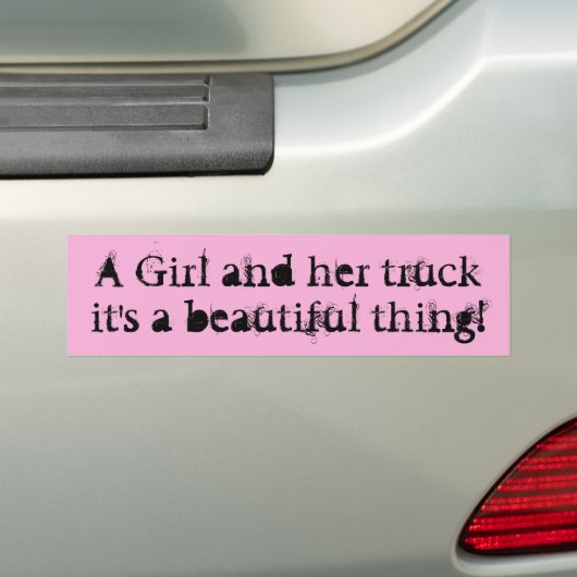 Meisje en haar truck, mooi ding bumpersticker (Op auto)