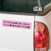 Meisje en haar truck, mooi ding bumpersticker (Op Truck)