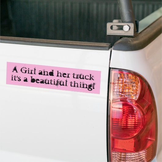 Meisje en haar truck, mooi ding bumpersticker (Op Truck)