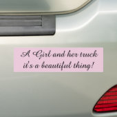 Meisje en haar truck, mooi! Roze Bumpersticker (Op auto)