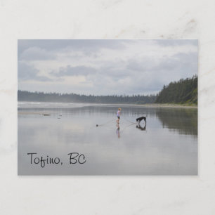 Meisje en hond aan het strand briefkaart