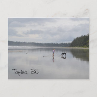 Meisje en hond aan het strand briefkaart