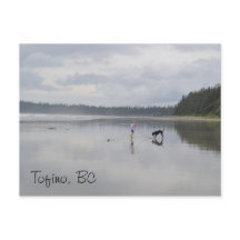 Meisje en hond aan het strand