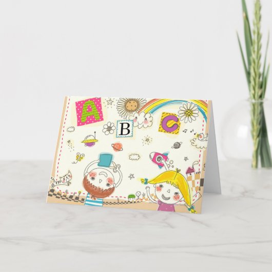 Meisje en jongen spelend bij het schoolbord kaart (Voorkant)