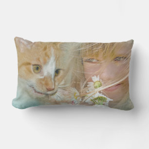 meisje en kat met madeliefjes kussen